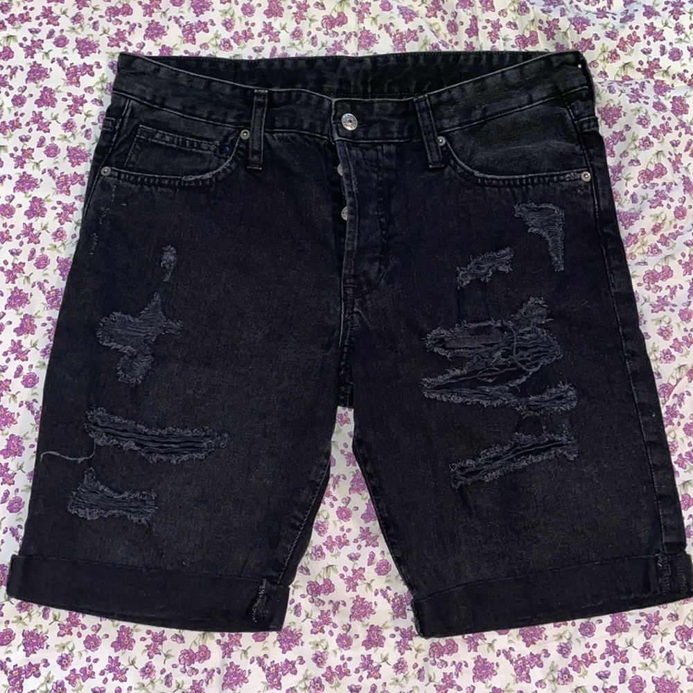 H&M • Men’s Low Waist Distressed Jean Shorts • 32